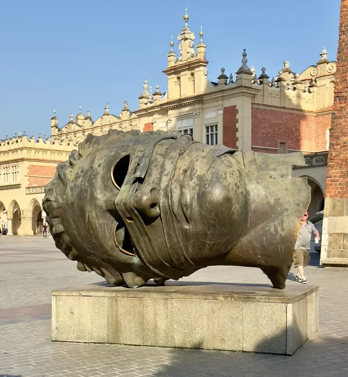 Igor Mitoraj Eros Bendato bronze head sculpture, Kraków Main Market Square — 370 × 290 cm, 1900 kg