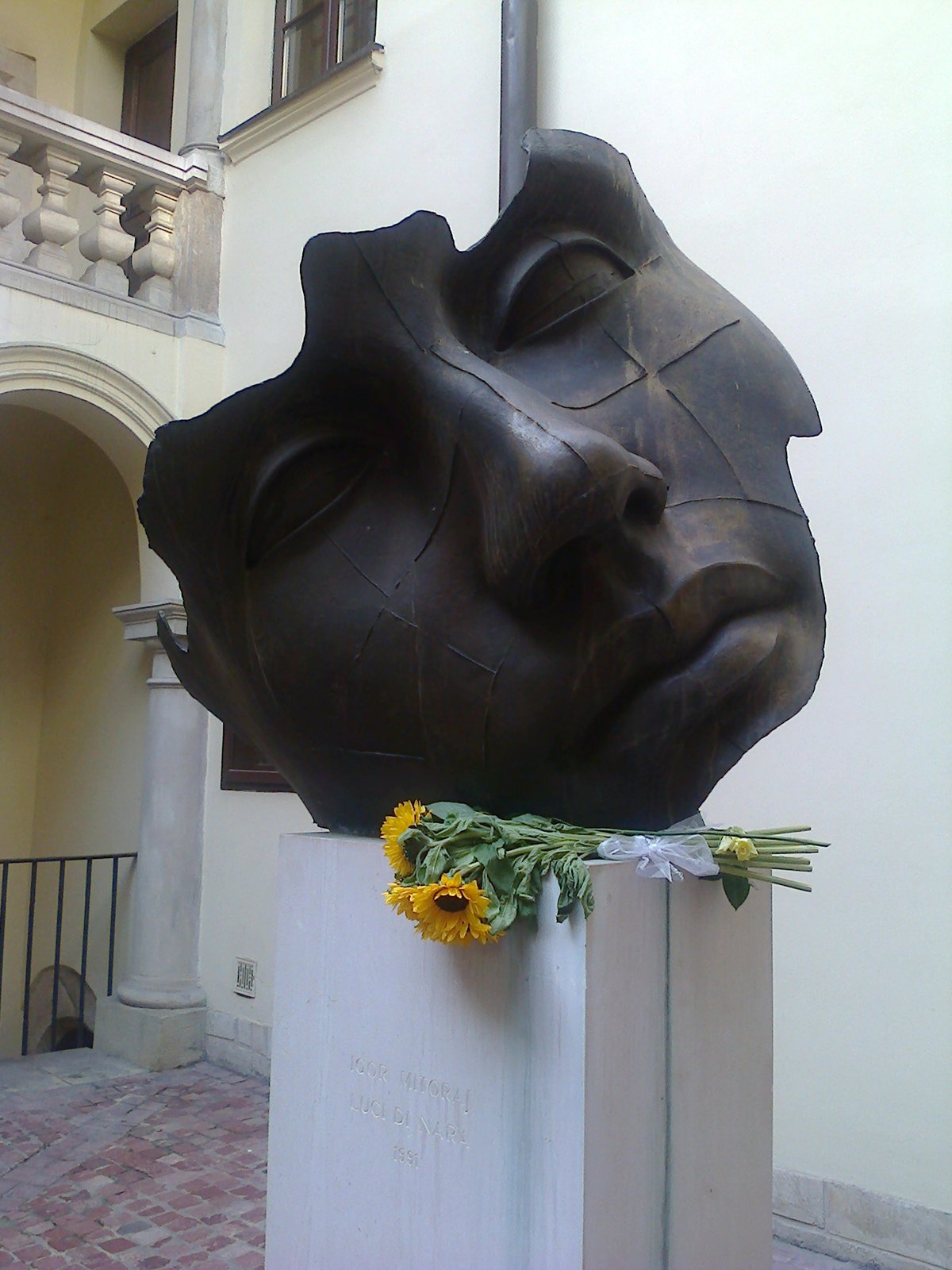 Luci di Nara by Igor Mitoraj, Collegium Luridicum courtyard, Kraków