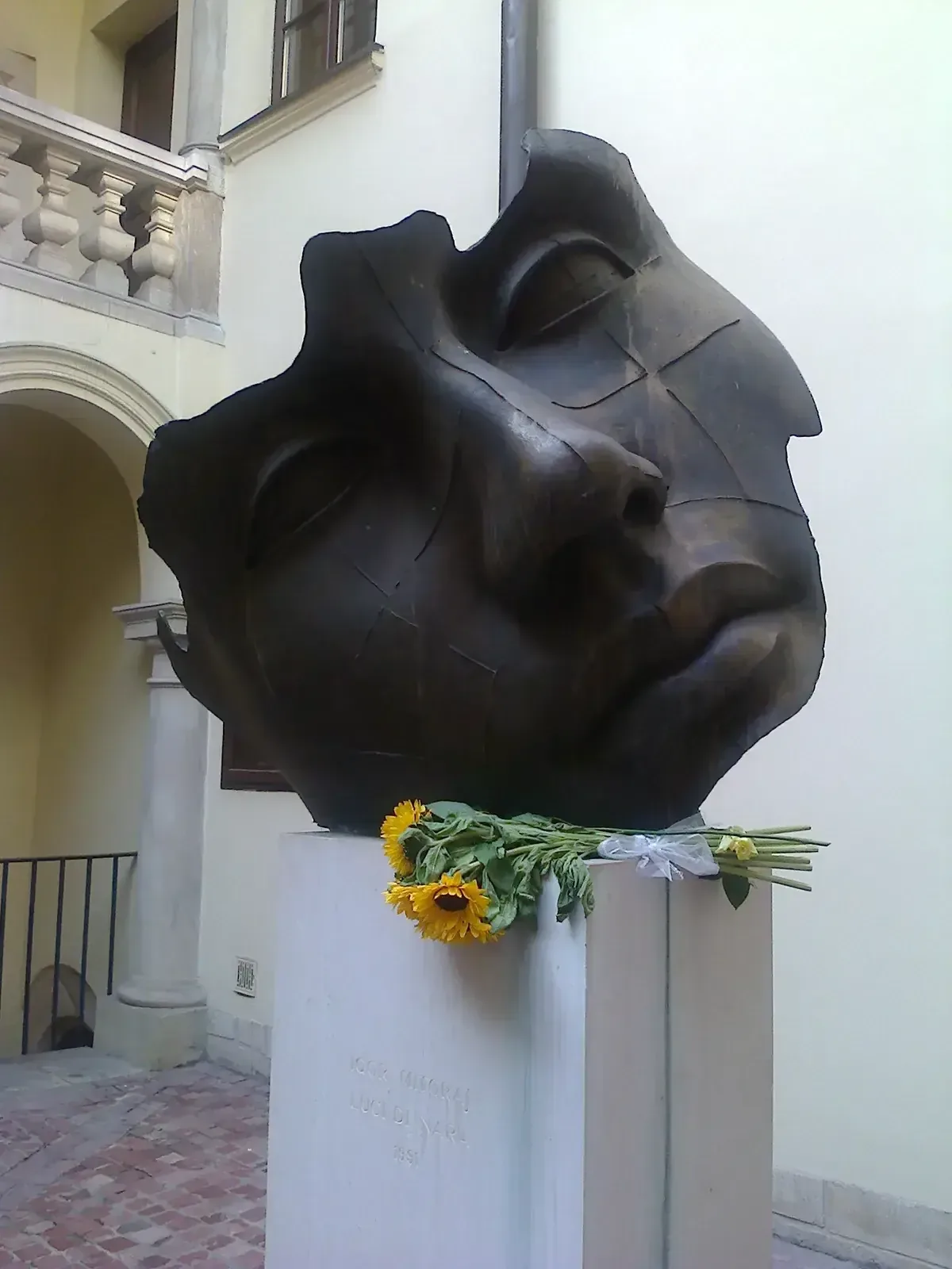 Igor Mitoraj Luci di Nara bronze sculpture, Collegium Luridicum courtyard, ul. Grodzka 53, Kraków — permanent installation