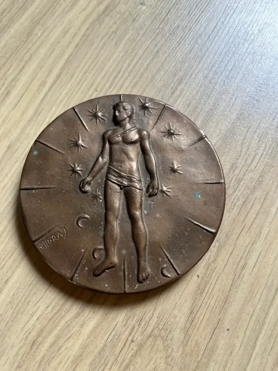 Mitoraj Articulations — gilded bronze medal, obverse detail