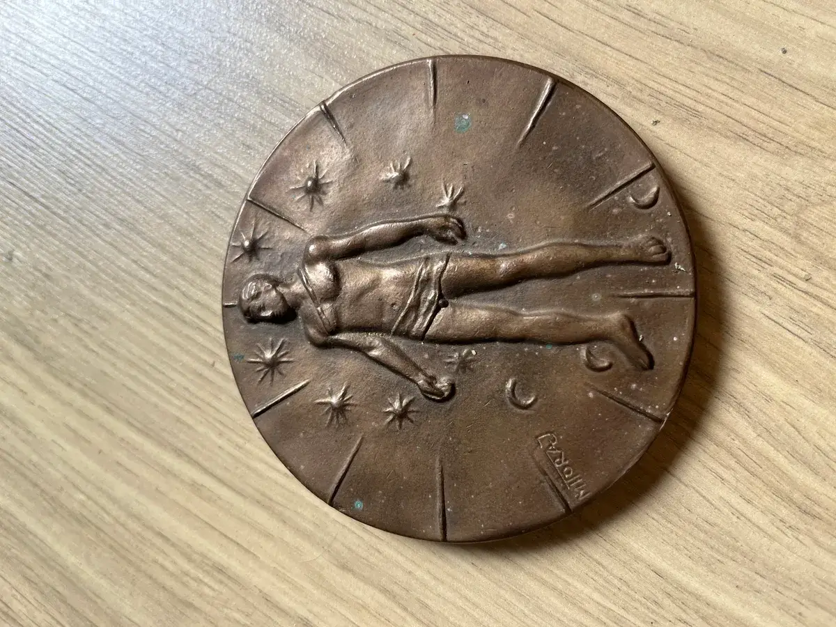 Mitoraj Articulations — bronze medal, standing figure and celestial field