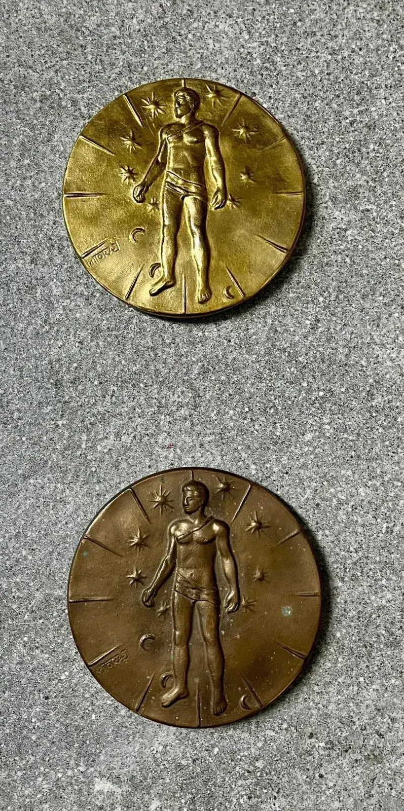 Mitoraj Articulations — medal in context, portrait view