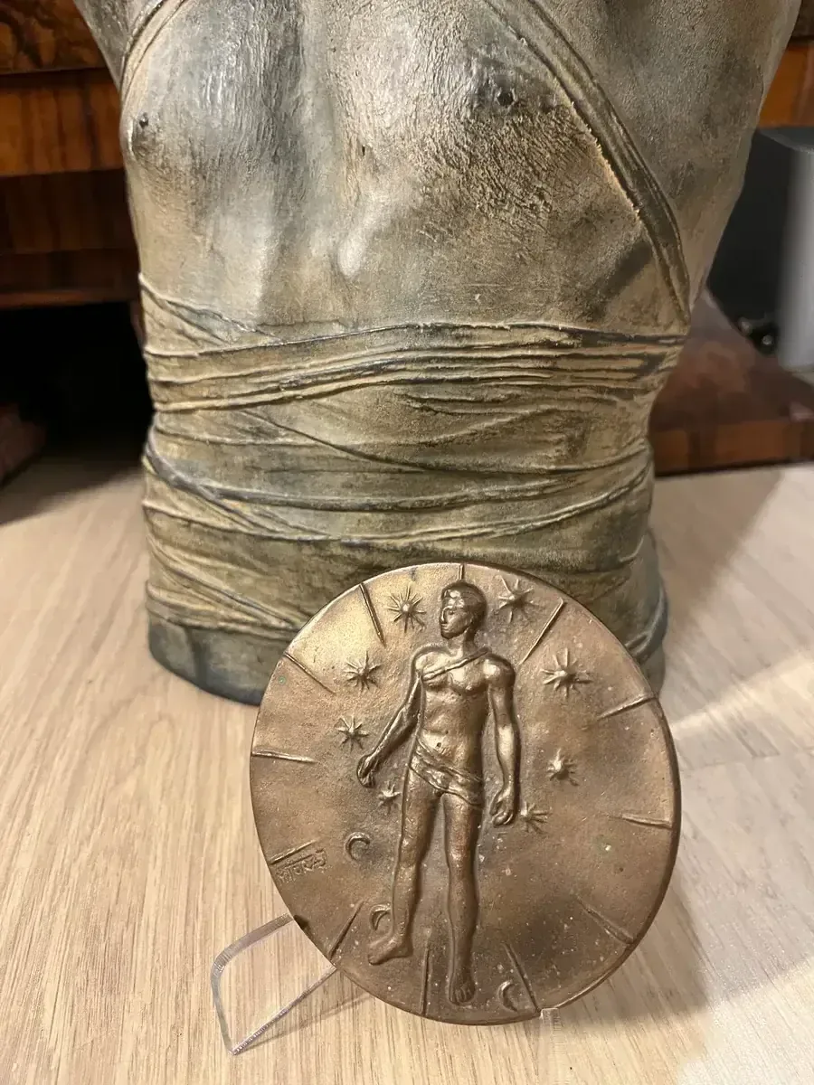 Mitoraj Articulations — bronze medal on acrylic stand with Angelo Fasciato sculpture, collector photograph