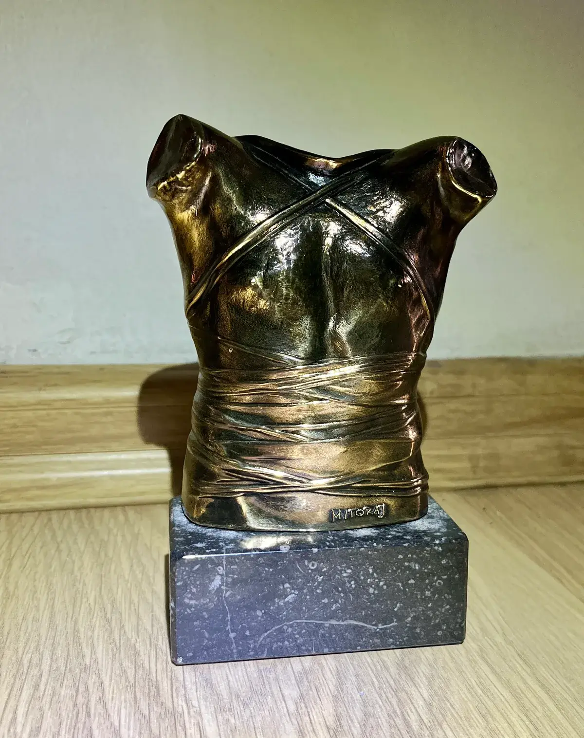 Cuirasse II — Igor Mitoraj, bronze breastplate torso
