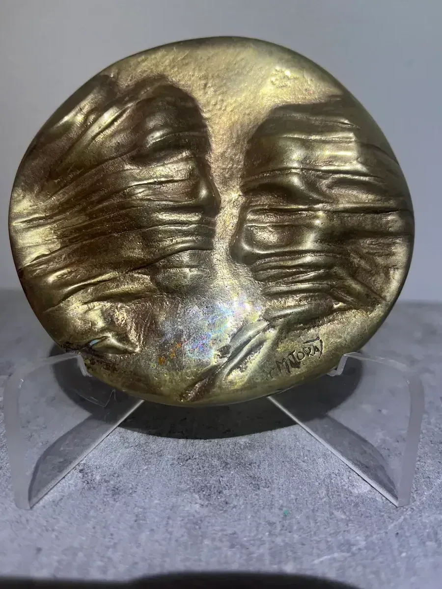 La Conversation — Igor Mitoraj, obverse detail with iridescent patina and Mitoraj signature, collector photograph