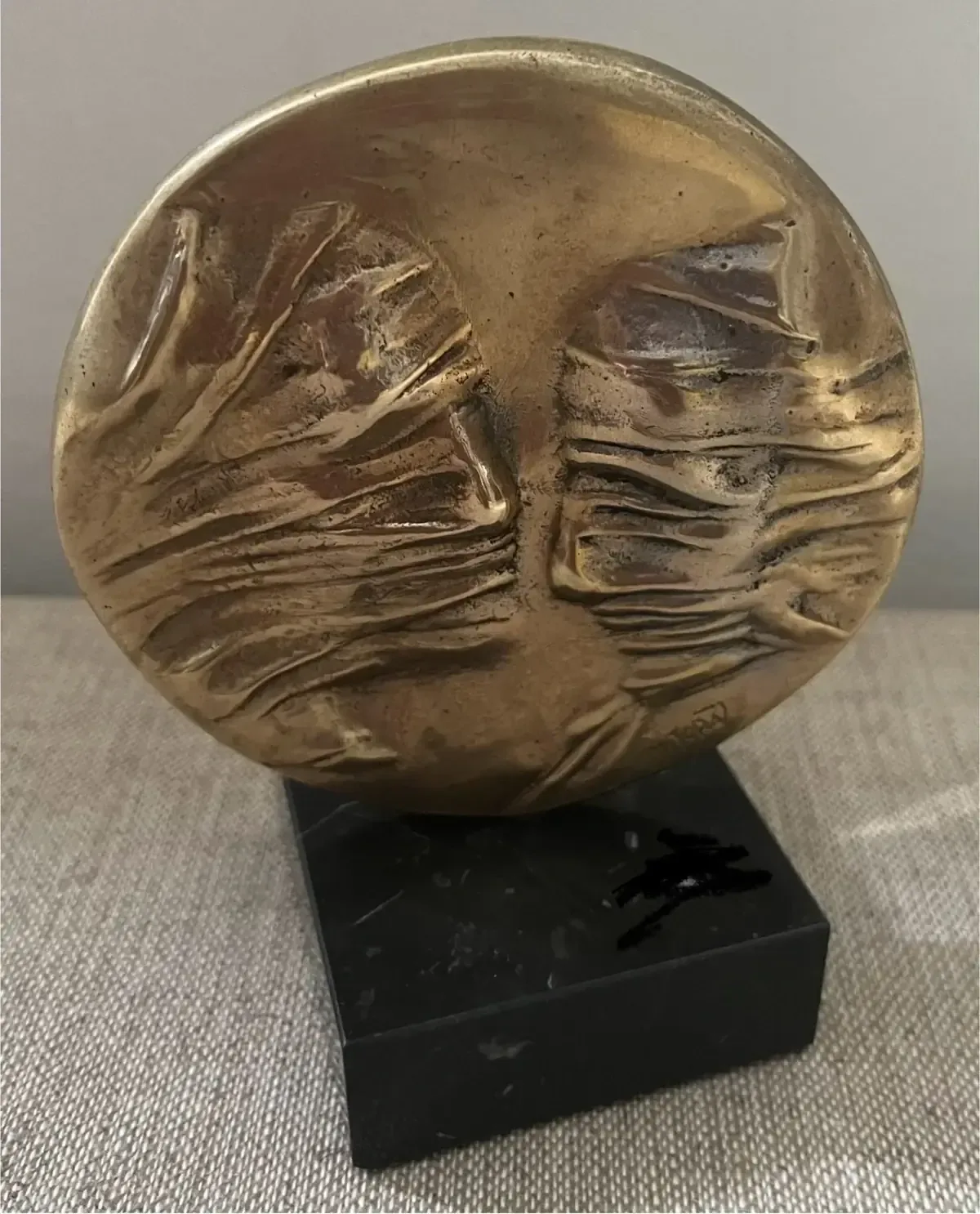 La Conversation — Igor Mitoraj, obverse draped profiles in conversation, warm gold patina, black marble base, portrait view