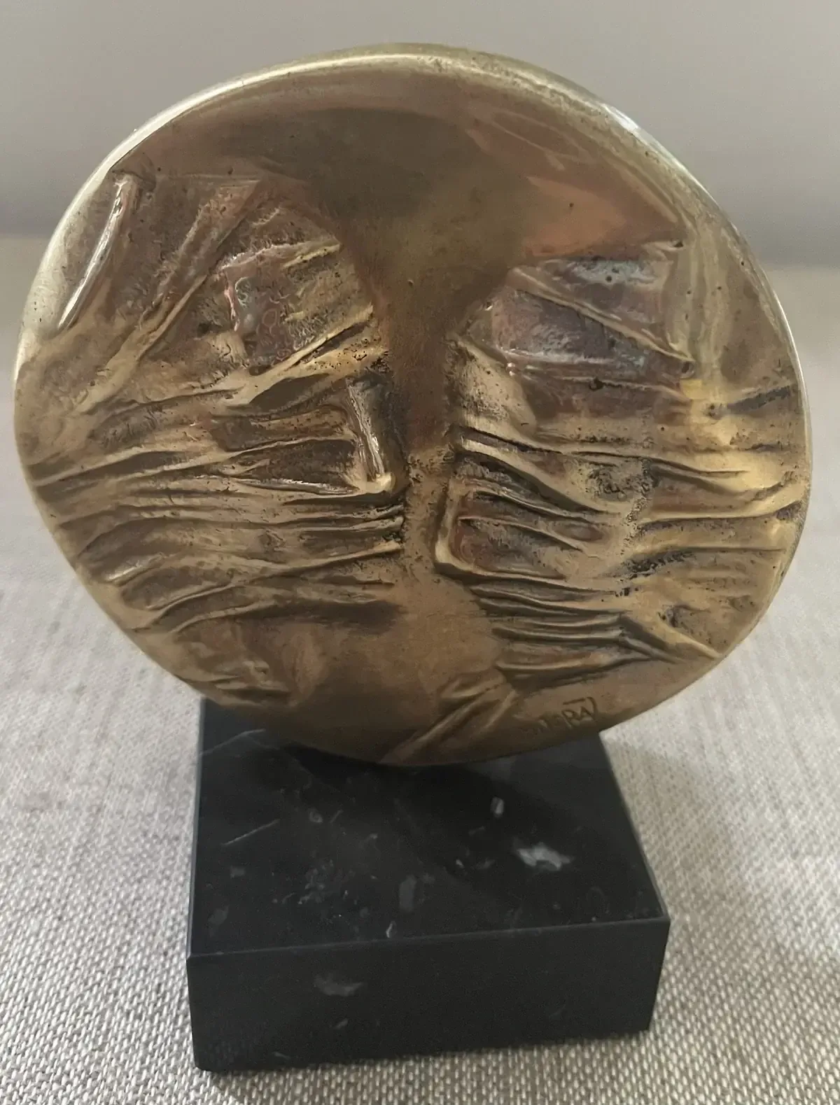 La Conversation — Igor Mitoraj, obverse two veiled profiles, warm gold patina, black marble base, portrait format