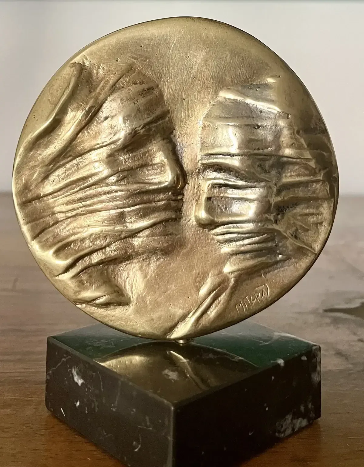 La Conversation — Igor Mitoraj, obverse two veiled profiles, warm gold patina on dark green marble base, full portrait view