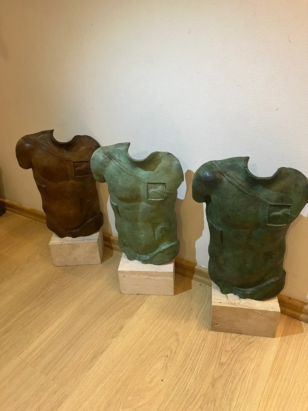 Persée (1988) — Drei Bronzen — Igor Mitoraj