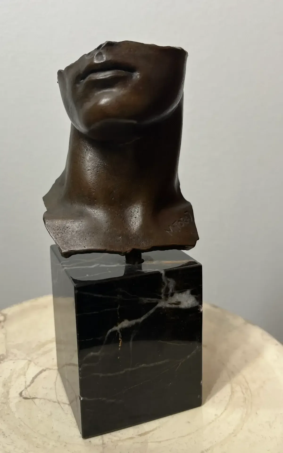 Portrait d'Homme (1984) — Igor Mitoraj, bronze, medal patina, front view, neutral gray background