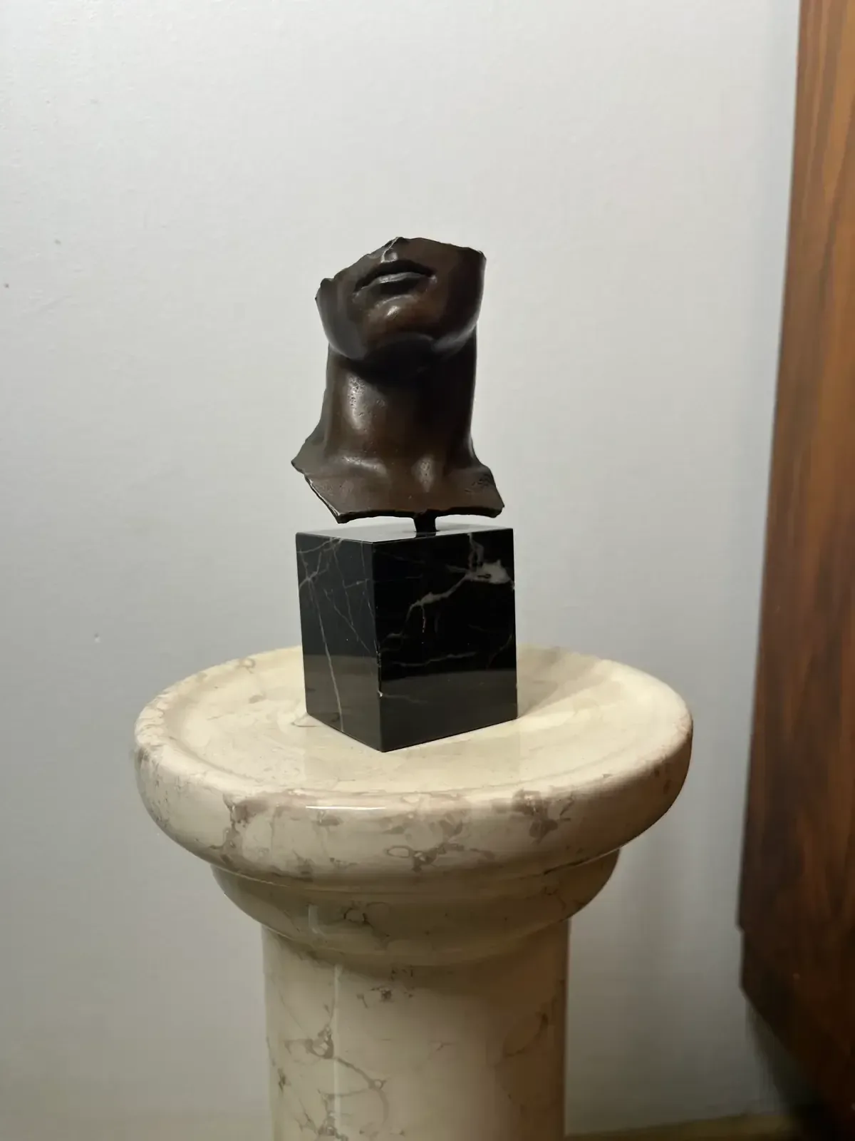 Portrait d'Homme (1984) — Igor Mitoraj, bronze, medal patina, wider context showing full sculpture