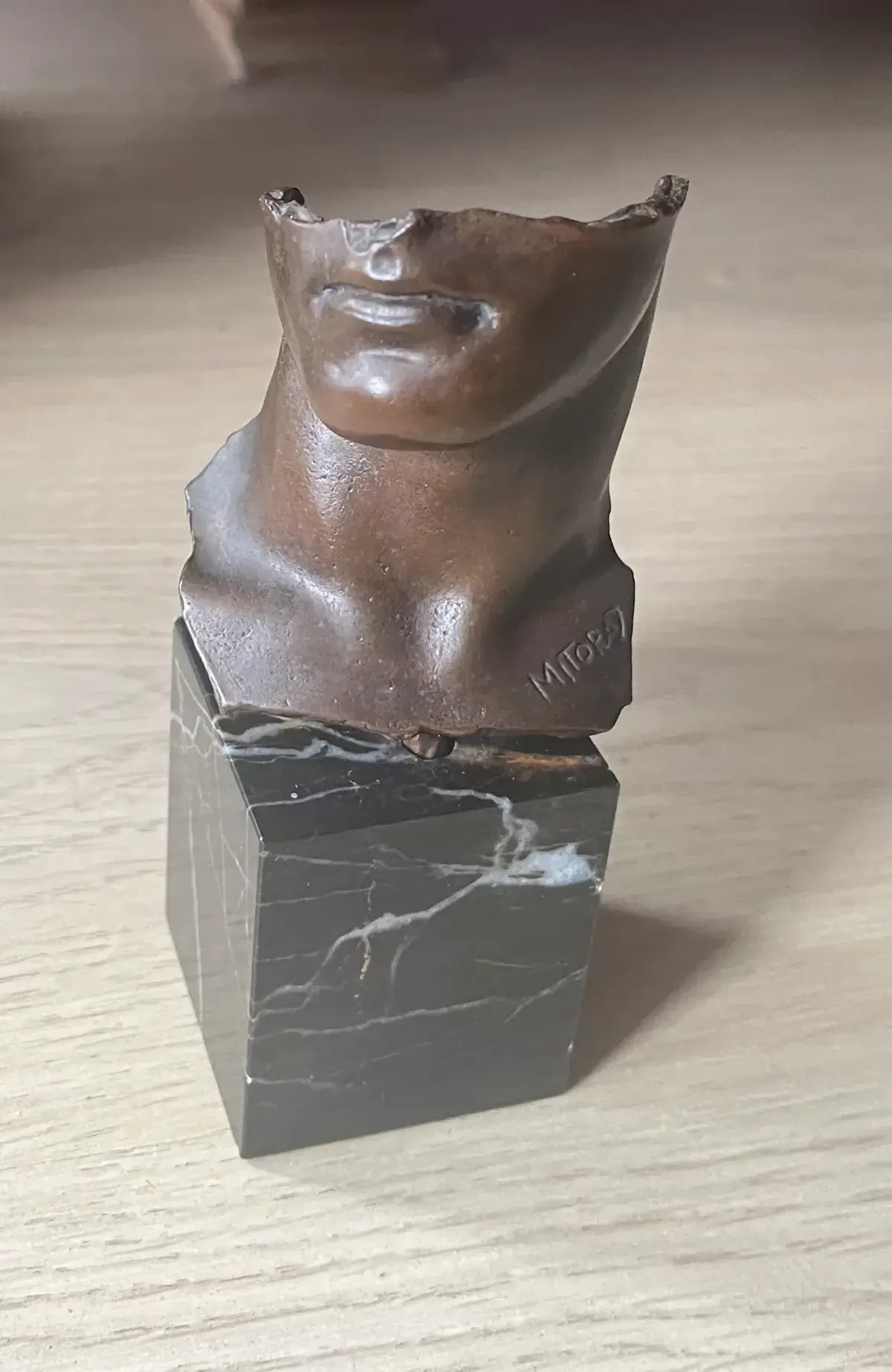 Portrait d'Homme (1984) — Igor Mitoraj, bronze, medal patina, front view, warm amber background