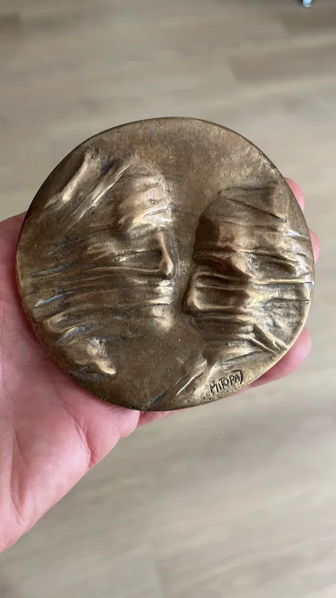 Okrągły medal Mitoraja — awers z drapowanym welonem i podpisem