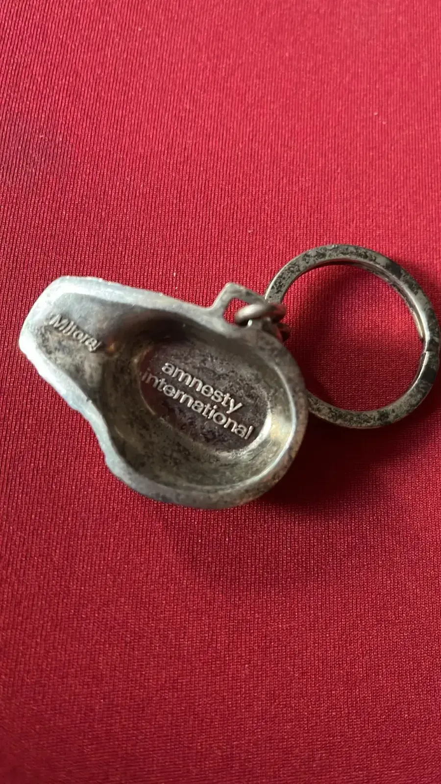 Testa Addormentata — Amnesty International keychain — Igor Mitoraj