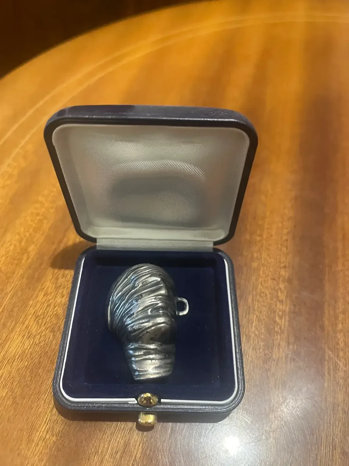 Testa Addormentata — silver pendant in original blue velvet presentation box, upright view