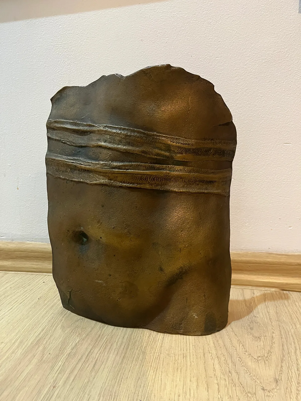 Torse — Igor Mitoraj, bronze emmailloté avec bandage horizontal