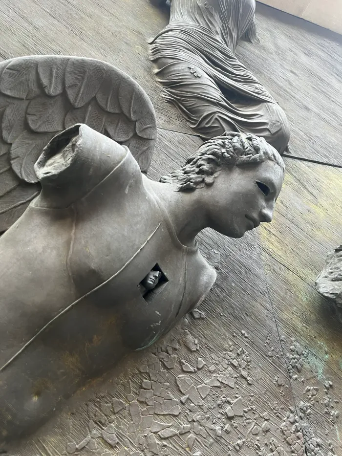 Anielskie Drzwi — angel face looking upward, Mitoraj bronze, Jesuit church Warsaw