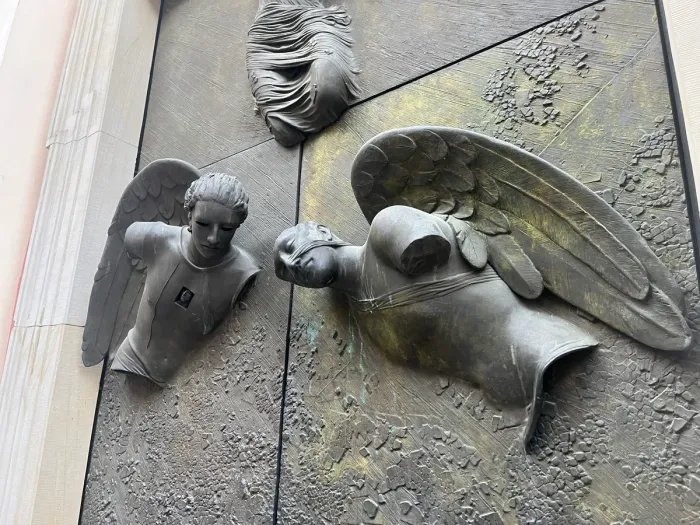 Anielskie Drzwi — two figures on door panel, Mitoraj bronze relief, Warsaw 2009