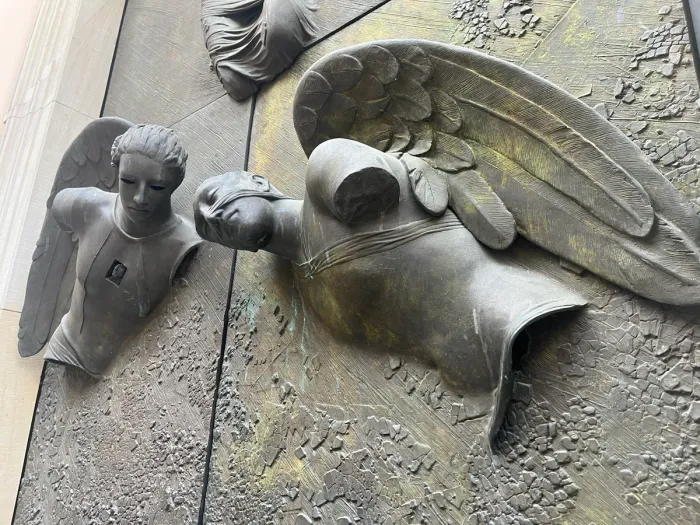 Anielskie Drzwi — angel pair, Mitoraj bronze door panel, Warsaw 2009