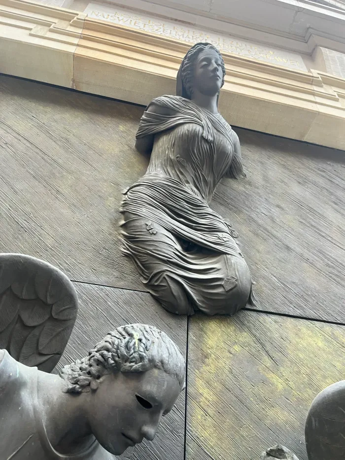 Anielskie Drzwi — Mary and angel figures, upper composition, Mitoraj Warsaw 2009