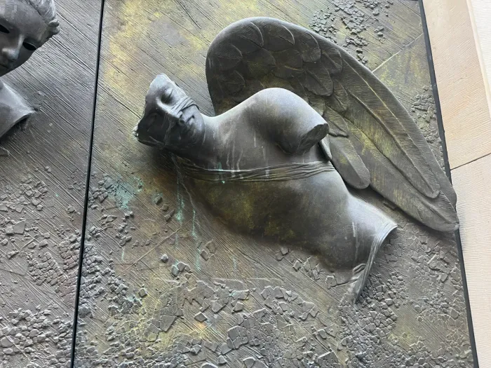 Anielskie Drzwi — flying angel in bronze, Mitoraj door detail, Warsaw Jesuit church