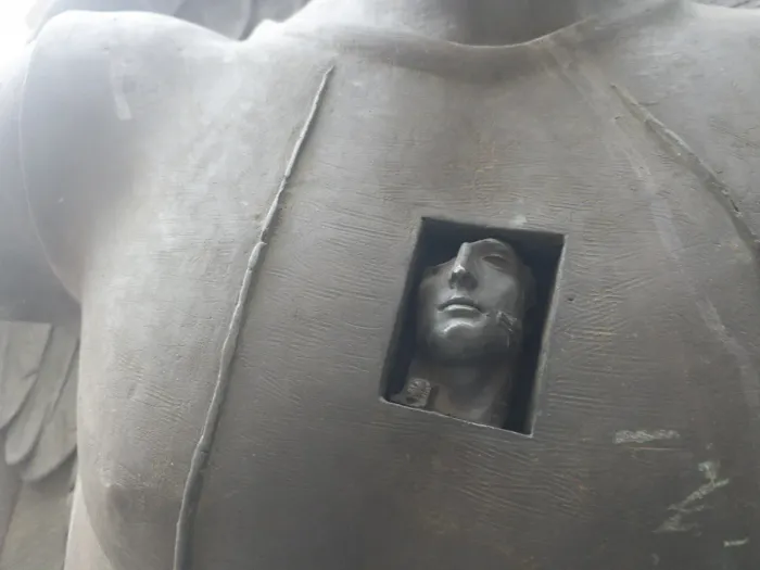 Mitoraj doors Warsaw — bronze casting detail